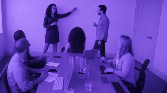 Xây dựng chiến lược marketing online hiệu quả Một nhóm nhân viên đang thảo luận sôi nổi về chiến lược marketing online trong một buổi họp tại văn phòng.