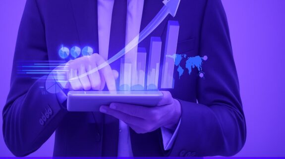 Công Ty Digital Marketing Thúc Đẩy Tăng Trưởng Doanh nhân tương tác với biểu đồ tăng trưởng 3D trên máy tính bảng, minh họa cho dịch vụ của một công ty digital marketing.