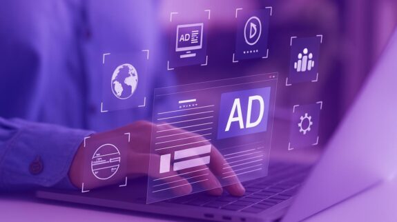 Giao Diện Tối Ưu Hóa Quảng Cáo Facebook Người dùng laptop đang tương tác với giao diện ảo hiển thị các công cụ và biểu tượng để tối ưu hóa quảng cáo kỹ thuật số.