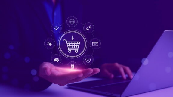 Hệ Sinh Thái Tăng Trưởng Kỹ Thuật Số Biểu tượng giỏ hàng thương mại điện tử được bao quanh bởi các icon chức năng, minh họa cho khái niệm tăng trưởng kỹ thuật số.