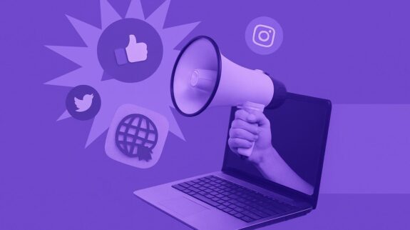 Tối Ưu Chiến Dịch Tự Động Hóa Marketing Loa phóng thanh phát ra từ laptop với các biểu tượng mạng xã hội, minh họa cho việc tối ưu chiến dịch tự động hóa marketing.