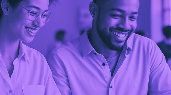 Dịch Vụ Content Marketing Hiệu Quả Hai chuyên gia content marketing, một nam và một nữ, đang mỉm cười vui vẻ khi làm việc cùng nhau trên một dự án.