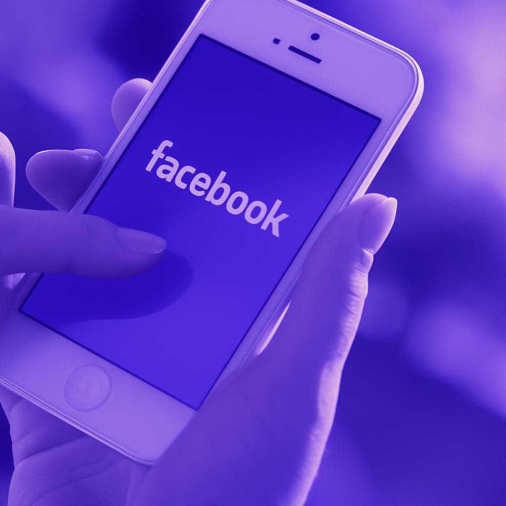 Cận cảnh một chiếc điện thoại thông minh hiển thị logo Facebook, một công cụ quan trọng cho công ty digital marketing.