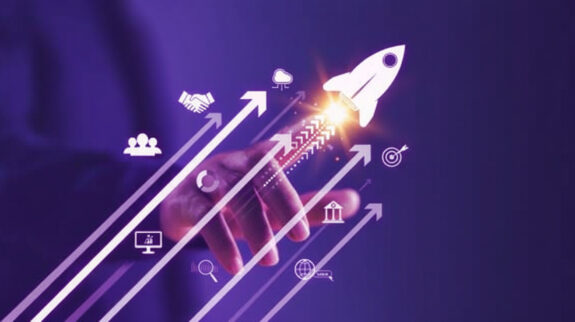 Công Cụ Tự Động Gửi Email: Bệ Phóng Kinh Doanh Biểu tượng tên lửa phóng lên cùng các mũi tên tăng trưởng, minh họa cho công cụ tự động gửi email.