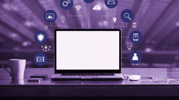 Công Cụ Tự Động Gửi Email Một chiếc máy tính xách tay với các biểu tượng kỹ thuật số xung quanh, minh họa cho một công cụ tự động gửi email.