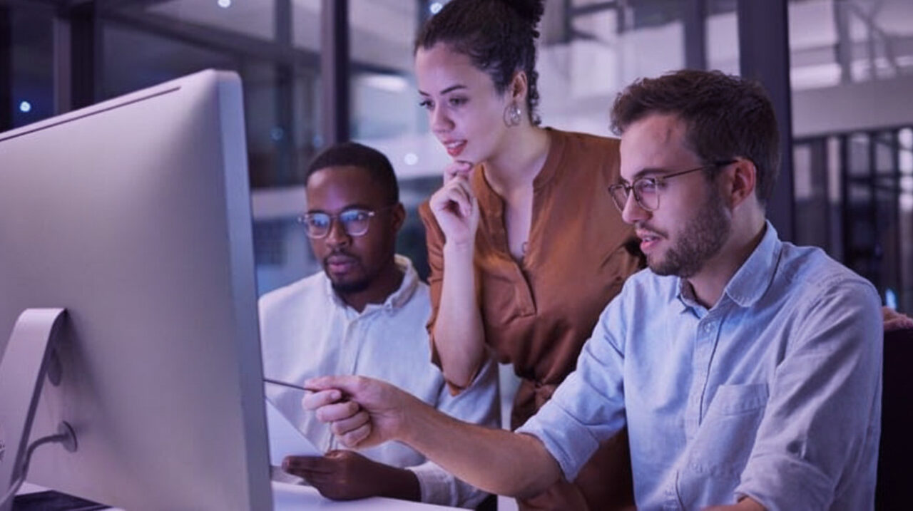 Một nhóm chuyên gia đang hợp tác và thảo luận về chiến lược tự động hóa marketing trên máy tính.