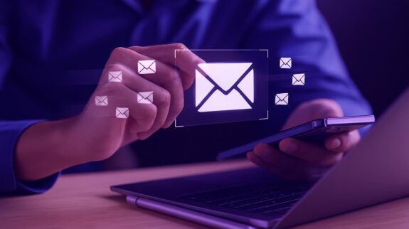 Người dùng tương tác với các biểu tượng email trên giao diện kỹ thuật số, minh họa cho dịch vụ marketing automation chuyên nghiệp.