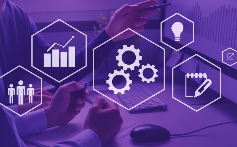 Sơ đồ các bước trong một quy trình tự động, bao gồm các biểu tượng về phân tích dữ liệu, đội nhóm, hệ thống và kế hoạch.