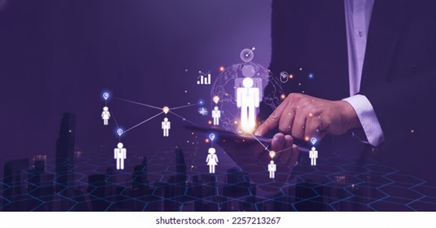 Doanh nhân lập chiến lược marketing online, quản lý mạng lưới khách hàng trên giao diện kỹ thuật số hiện đại.