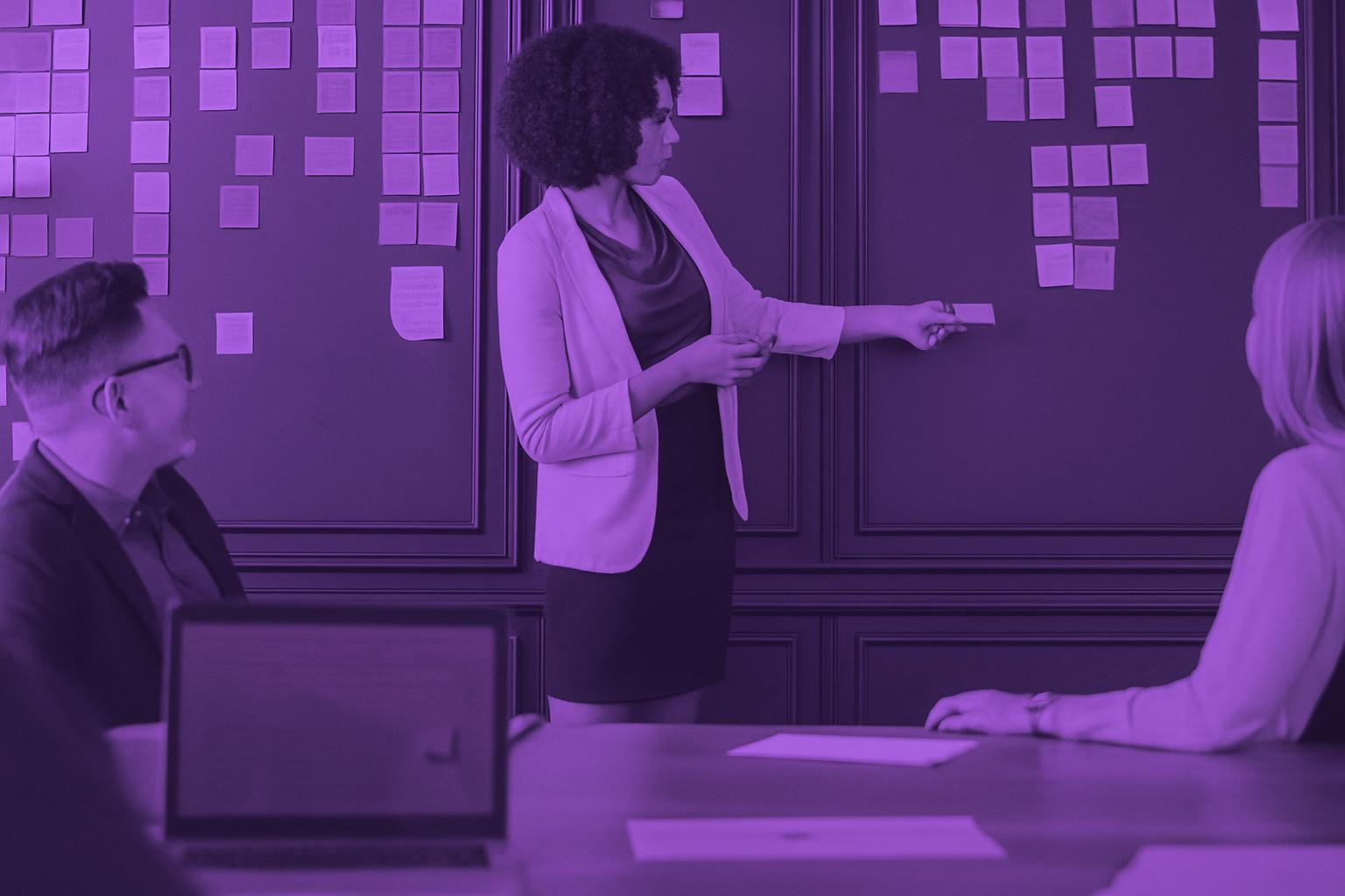 Một buổi họp nhóm digital marketing agency giá rẻ với giấy ghi chú trên bảng.