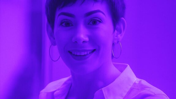 Nhân sự 4.0 và tự động hóa quy trình nội bộ Chân dung một nữ nhân viên văn phòng chuyên nghiệp với mái tóc pixie, mỉm cười tự tin.