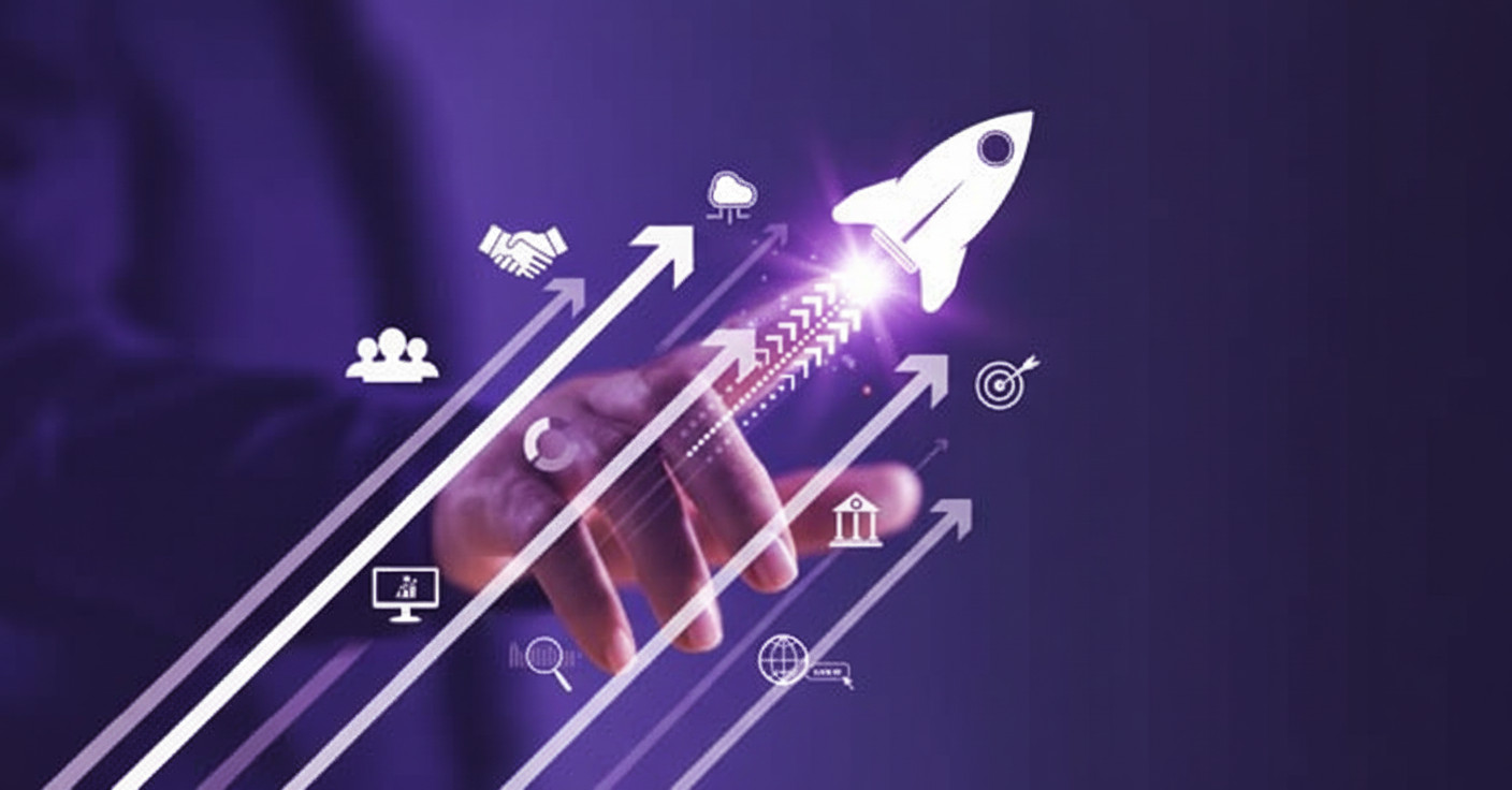 Biểu tượng tên lửa và các mũi tên tăng trưởng thể hiện một chiến lược marketing online thành công, được kích hoạt bởi một bàn tay.